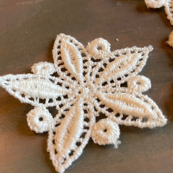 12 mid century cotton ecru flower appliqués. Beautiful - Picture 3 of 7